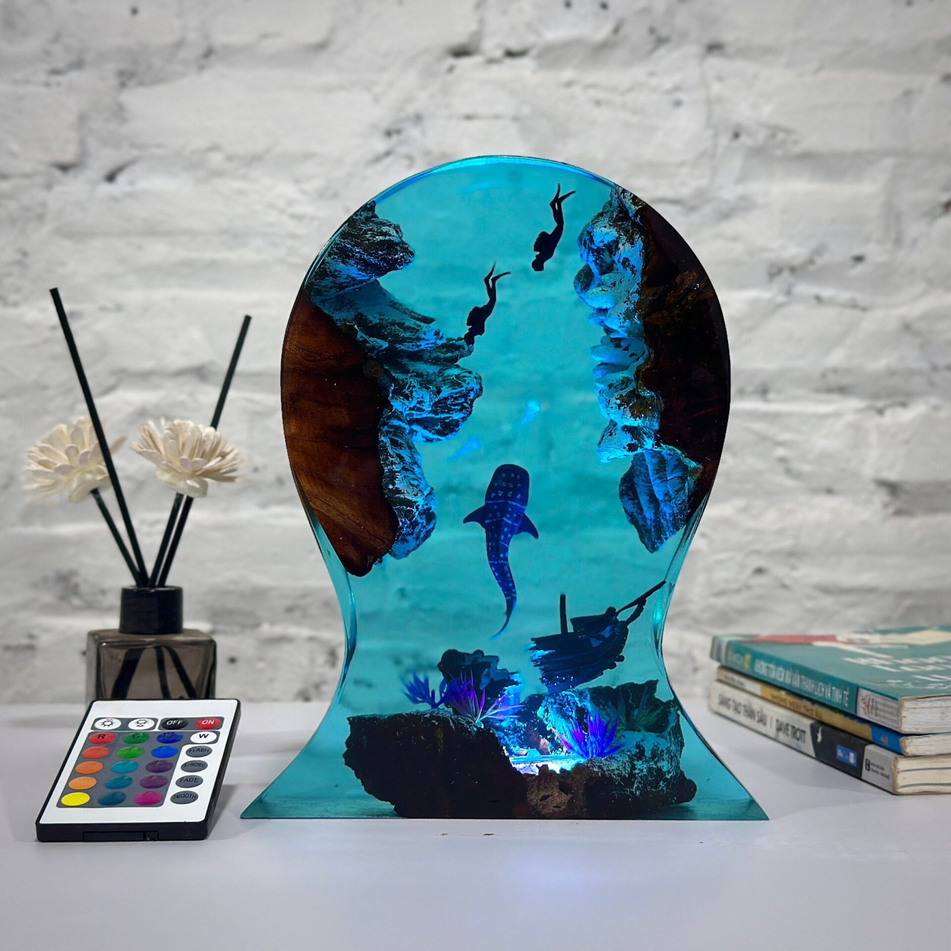 Whale shark & Divers Headphone Stand Epoxy Resin Lamp – Resin Lamps Store